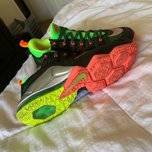 NIKE LEBRON  11 ADULT Low “Remix” ATHLETIC SHOES BOX !! - Picture 5 of 6